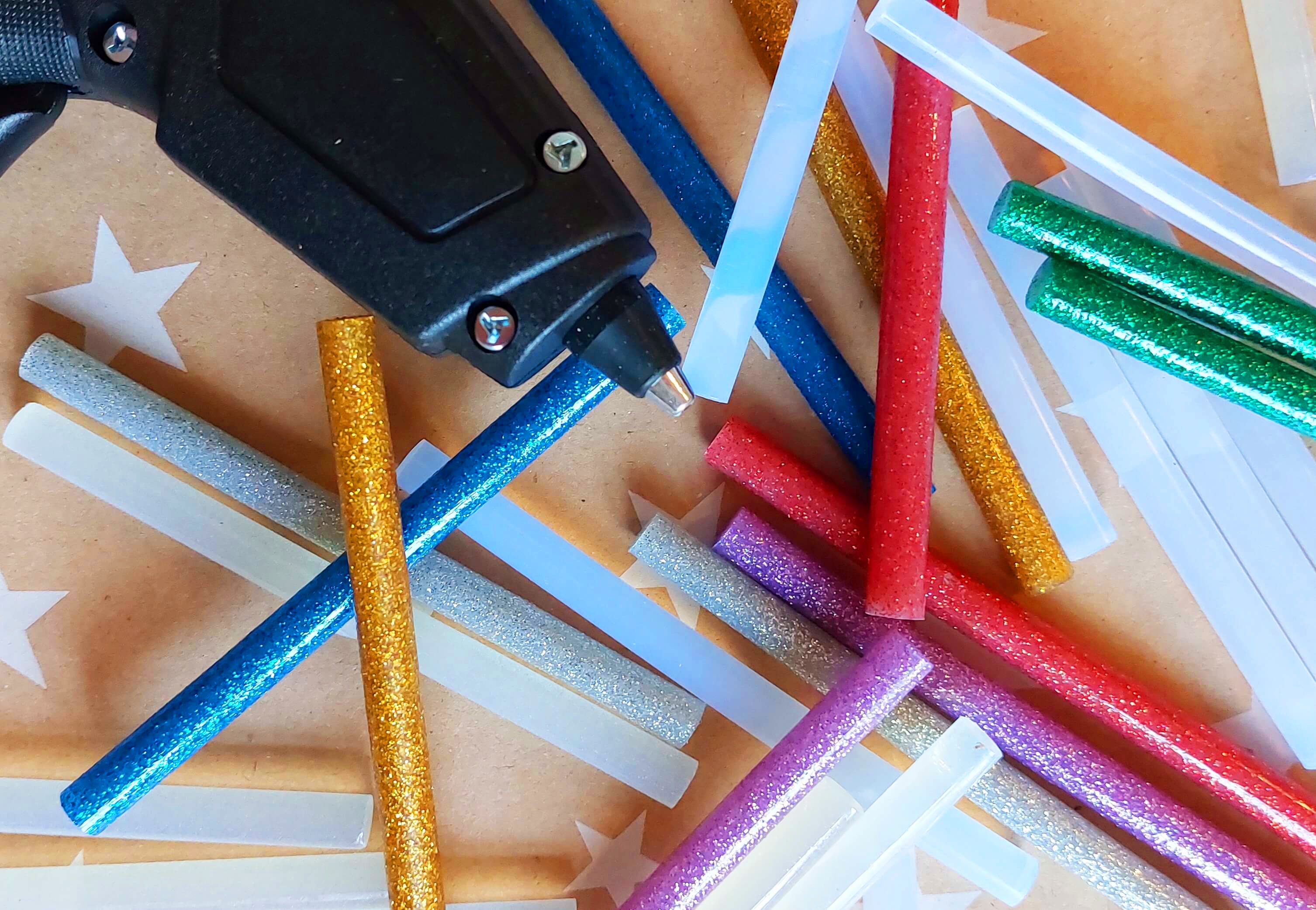 Tavná pistole – pomocník pro kreativce i řemeslníky